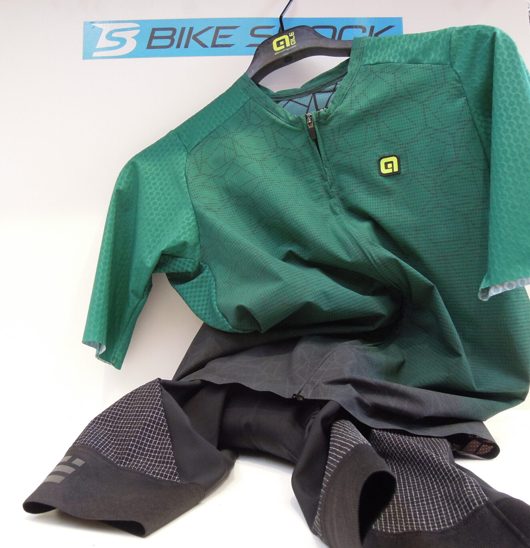 completo uomo Alé maglia VELOCITY e pantaloncino con bretelle Pro Race Strong